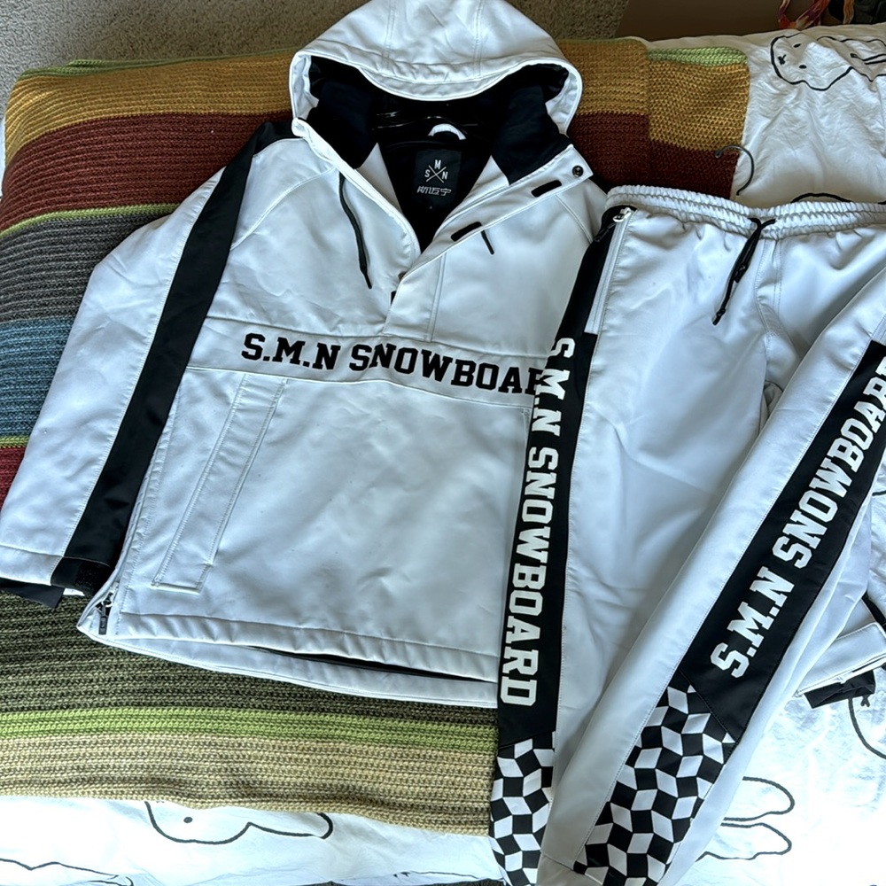 Top Fashion SMN Snowsuit- Pullover jacket and pants.